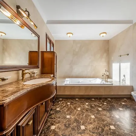 Stunning Luxury In Excellent Condition Apartment *