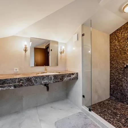 Stunning Luxury In Excellent Condition Apartment *