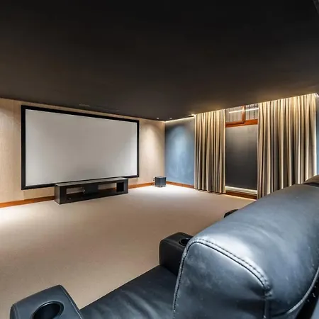 Stunning Luxury In Excellent Condition *