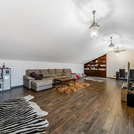 Apartment Stunning Luxury In Excellent Condition *