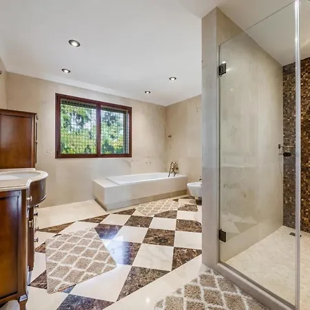 Stunning Luxury In Excellent Condition Apartment *