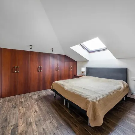 Stunning Luxury In Excellent Condition *